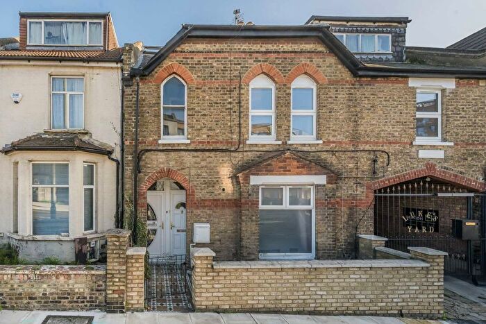 3 Bedroom Flat To Rent In Station Road, London, NW4