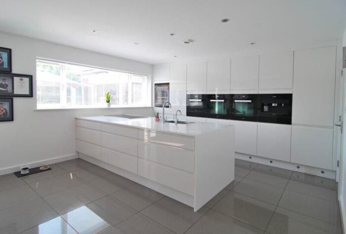5 Bedroom Semi-detached House For Sale In New Barnet, Hertfordshire, EN5