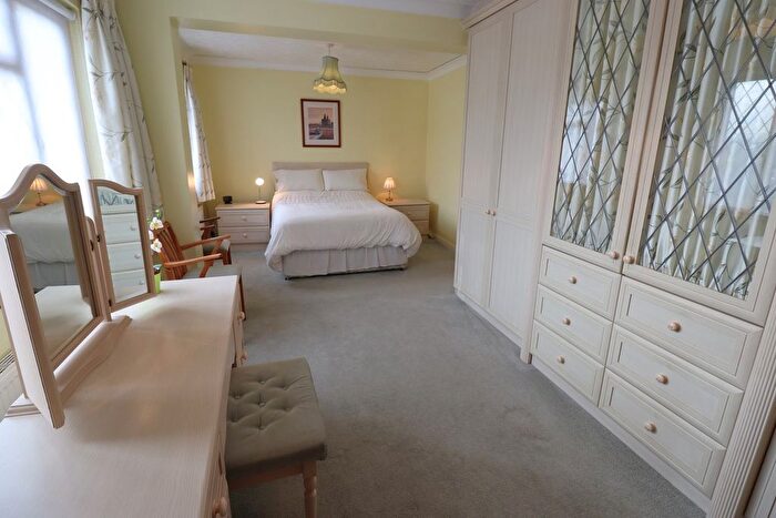 3 Bedroom Detached Bungalow For Sale In Warren Close, Rayleigh, SS6