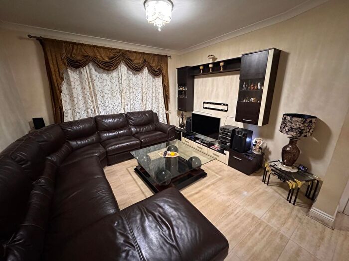 3 Bedroom Semi-Detached House To Rent In Beavers Lane, Hounslow, Greater London, TW4