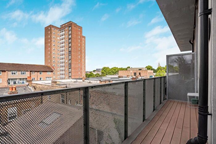 2 Bedroom Apartment For Sale In Chatham Place, London, E9 - Photo 3