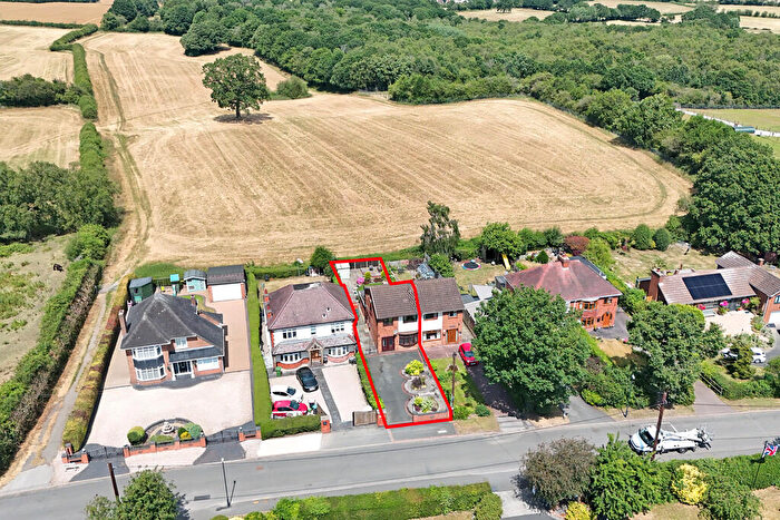 3 Bedroom Semi-Detached House For Sale In Dunns Lane, Dordon, B78