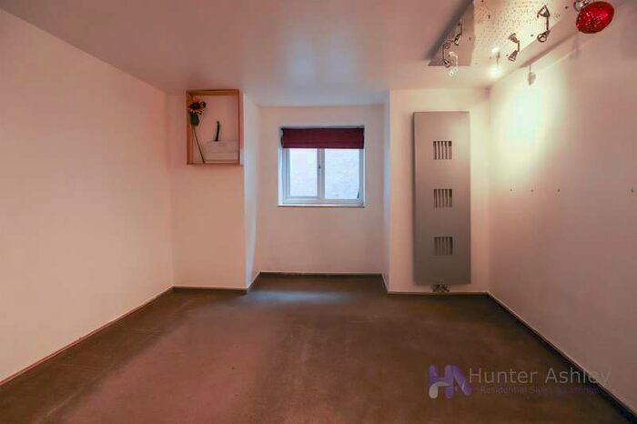 2 Bedroom Flat To Rent In Coningsby Road, High Wycombe, HP13