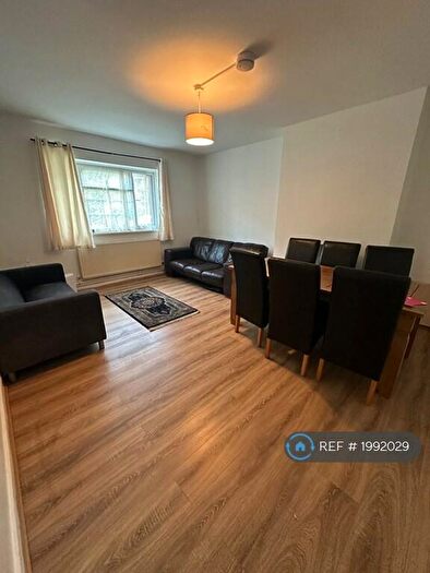 4 Bedroom Flat To Rent In Coral House, London, E1