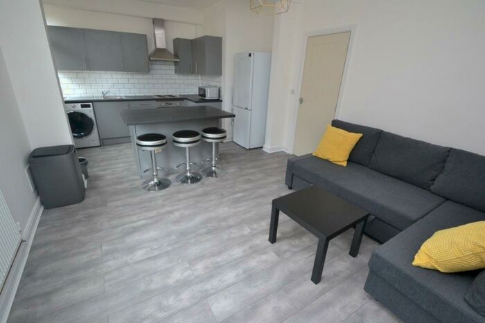 5 Bedroom Detached House To Rent In Beeston Road, Dunkirk, Nottingham, NG7