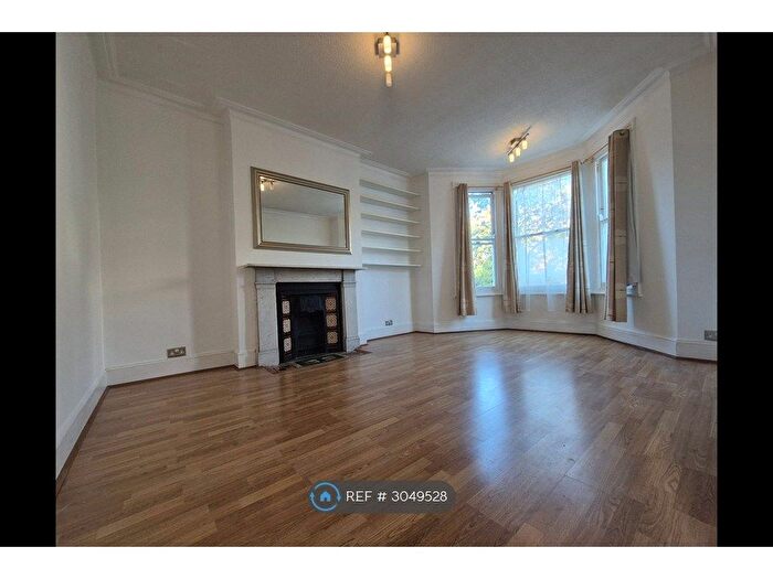 2 Bedroom Flat To Rent In Woodside, London, SW19
