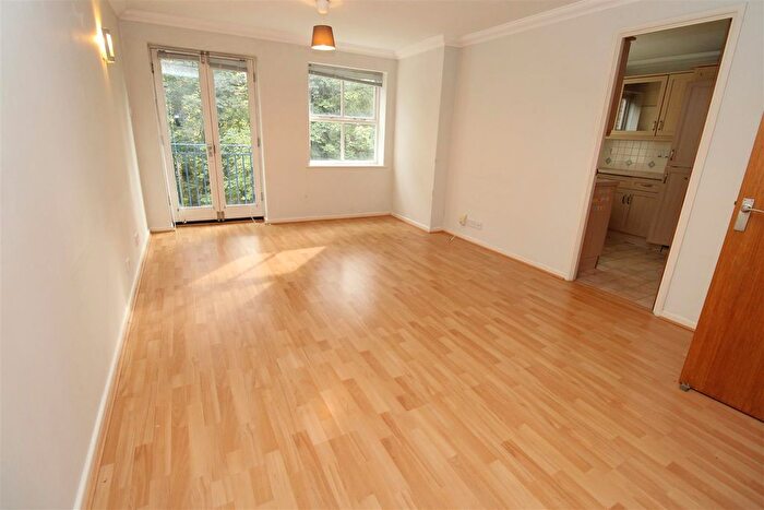 2 Bedroom Flat For Sale In River Bank Close, Maidstone, ME15