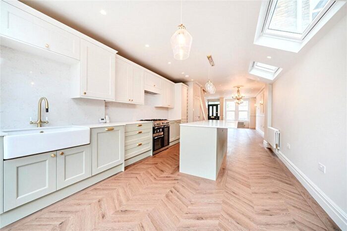 4 Bedroom Semi-Detached House To Rent In Brunswick Crescent, London, N11