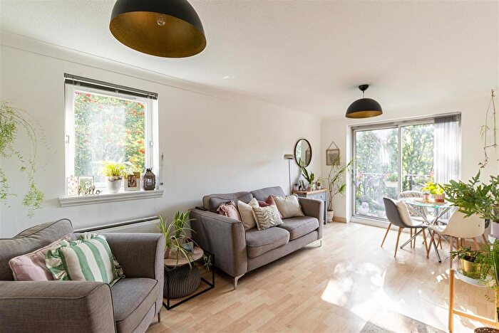 2 Bedroom Flat To Rent In Deneside Court, Sandyford, Newcastle Upon Tyne, NE2