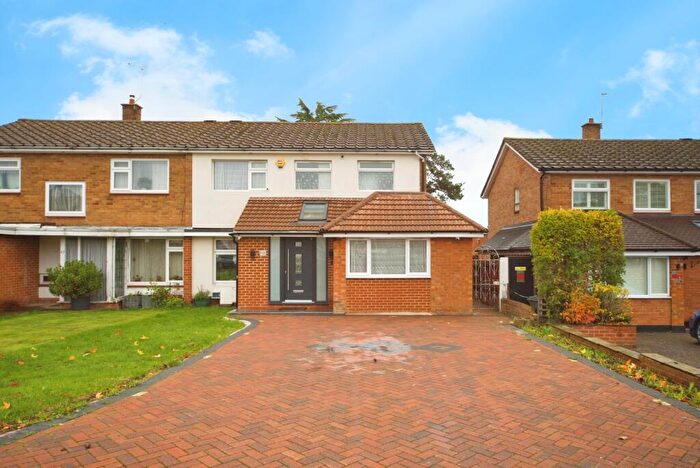 4 Bedroom Semi Detached House For Sale In Leeside, Barnet, EN5