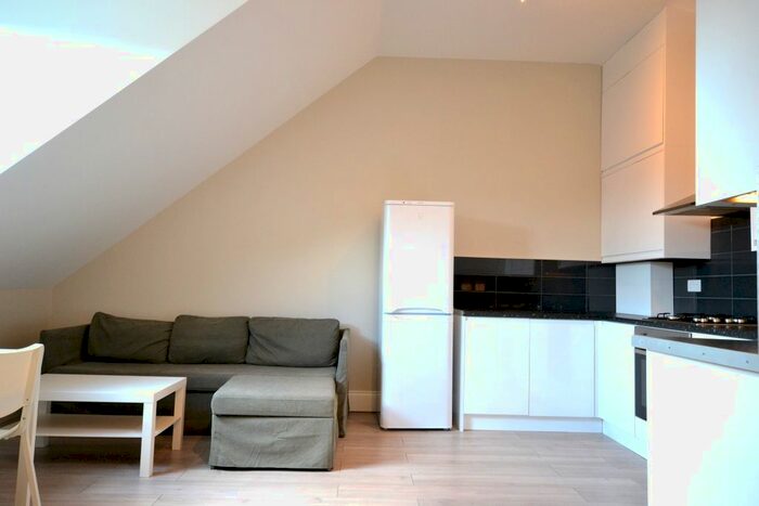 3 Bedroom Flat To Rent In Mitcham Road, Tooting, SW17