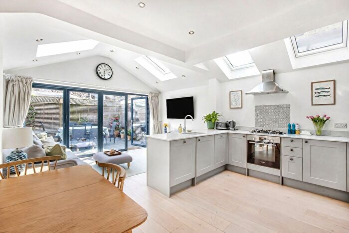 2 Bedroom Flat For Sale In Thorndean Street, Earlsfield, London, SW18