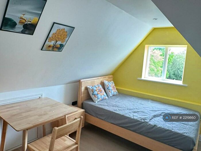 Studio To Rent In Quality Street, Merstham, Redhill, RH1