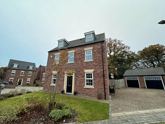 4 Bedroom Detached House To Rent In Woodlands Lane, Leeds, West Yorkshire, LS16