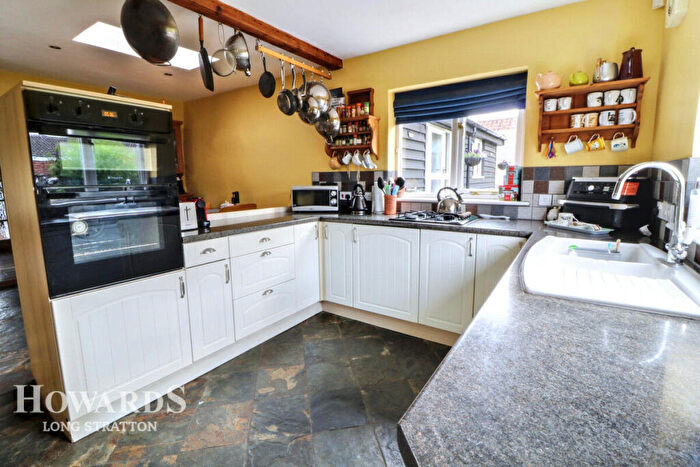 4 Bedroom Cottage For Sale In Norwich Road, Long Stratton, NR15