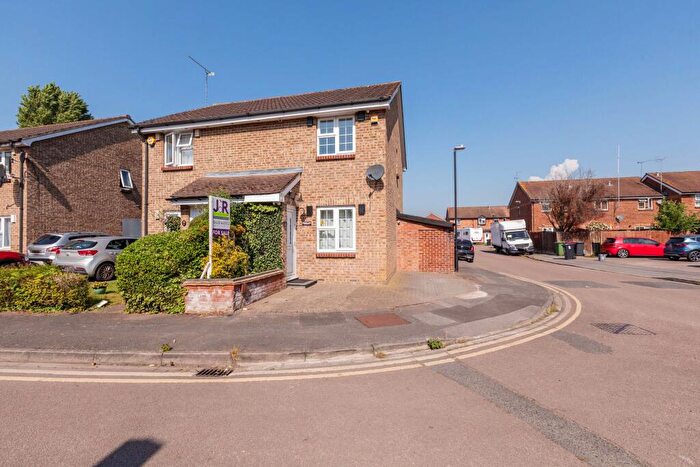 3 Bedroom End Of Terrace House For Sale In Boveney Close, Slough, SL1
