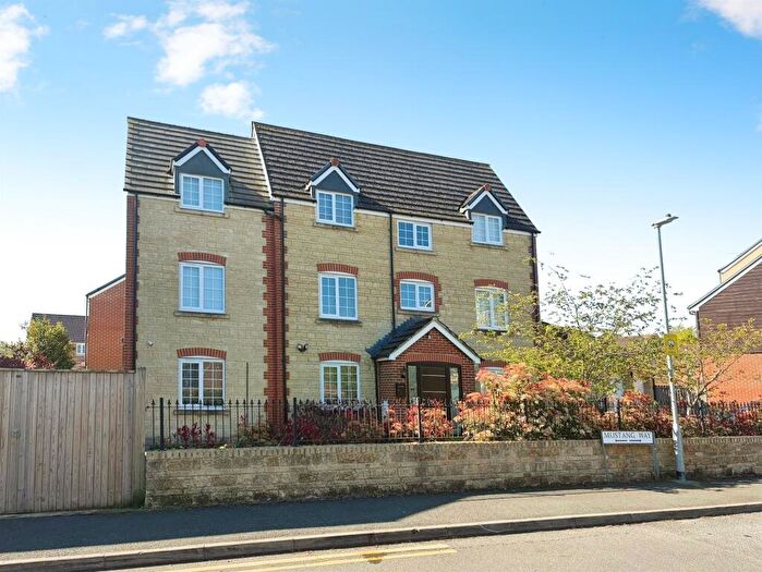 5 Bedroom Detached House For Sale In Mustang Way, Swindon, SN5