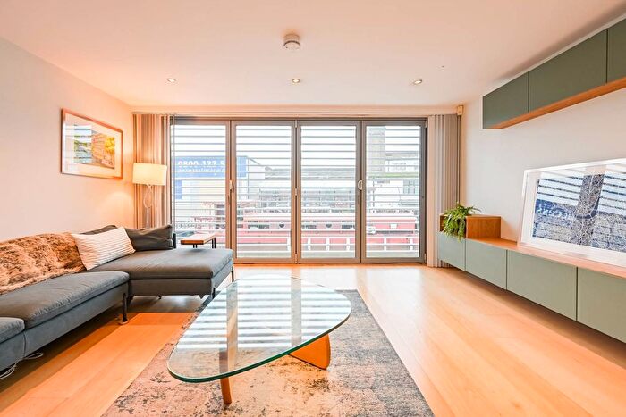 2 Bedroom Mews For Sale In Waterfront Mews, London, Islington, London, N1