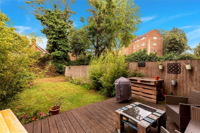 2 Bedroom Flat To Rent In Gauden Road, Clapham, London, SW4