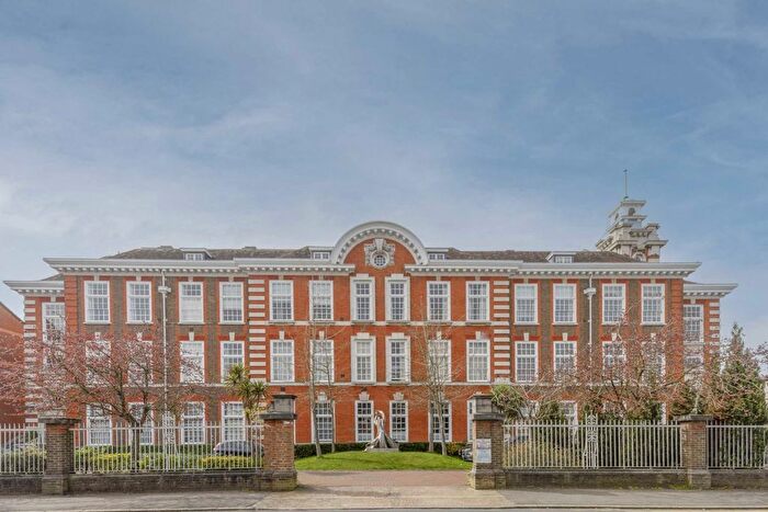 3 Bedroom Flat To Rent In Southey Road, London, SW19