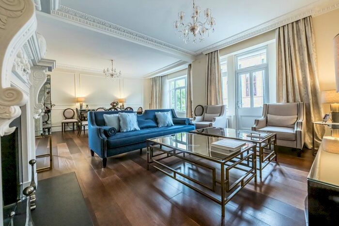 3 Bedroom Flat To Rent In Holland Park Gardens, London, W14