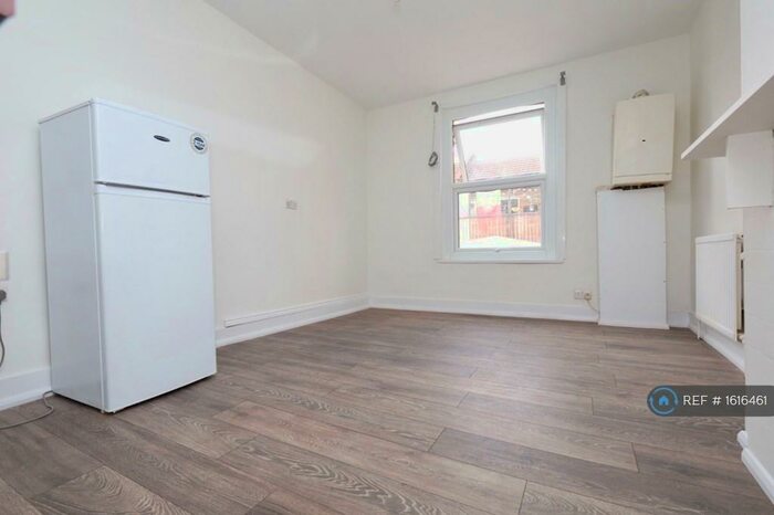 Studio To Rent In Green Lanes, London, N4