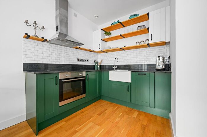 2 Bedroom Apartment To Rent In Oldham Road, Manchester, M4