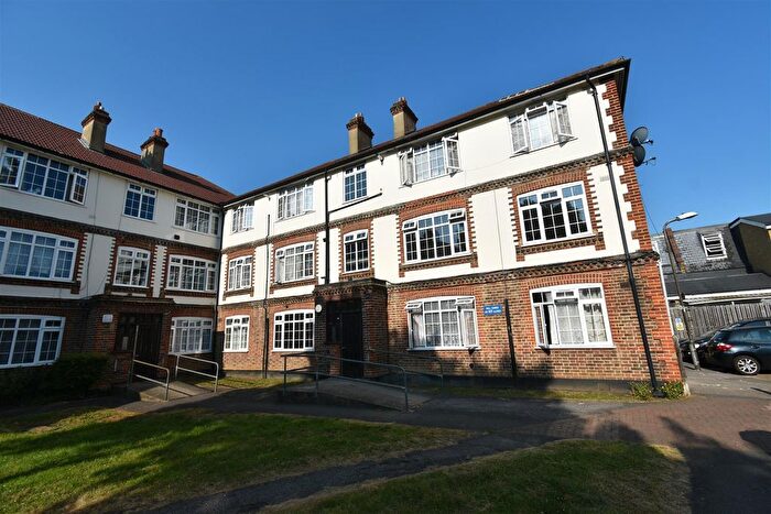 2 Bedroom Flat To Rent In Woodley Close, London, SW17