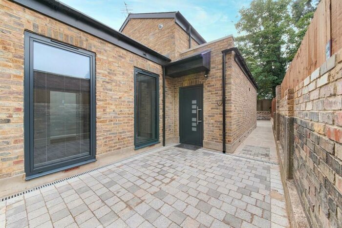 4 Bedroom Town House To Rent In Rear Of Stroud Green Road, N4