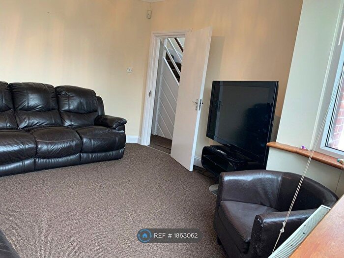 4 Bedroom Semi-Detached House To Rent In Alleyn Park, Norwood Green, UB2