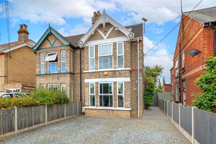 5 Bedroom Semi-Detached House For Sale In Beccles Road, Lowestoft, NR33