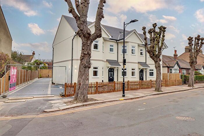 3 Bedroom Flat For Sale In St. Benets Road, Southend-On-Sea, SS2