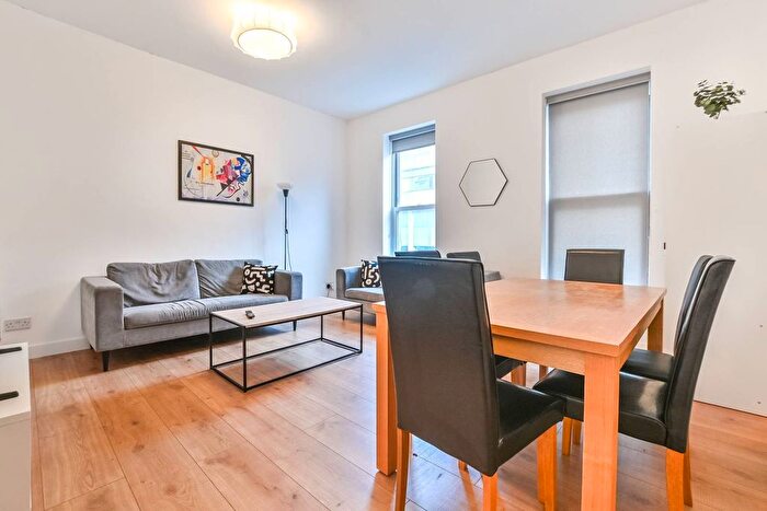 3 Bedroom Maisonette For Sale In Holloway Road, Holloway, London, N7