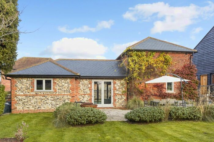 2 Bedroom Barn Conversion To Rent In Park Road, Banstead SM7