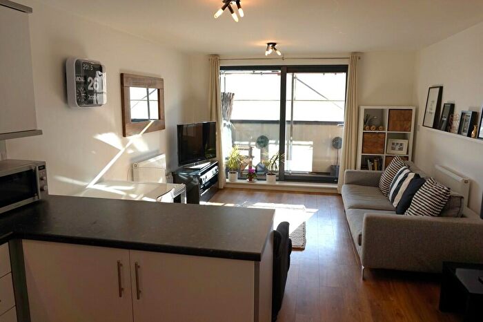 2 Bedroom Flat To Rent In Gabrielle House, - Perth Road, IG2
