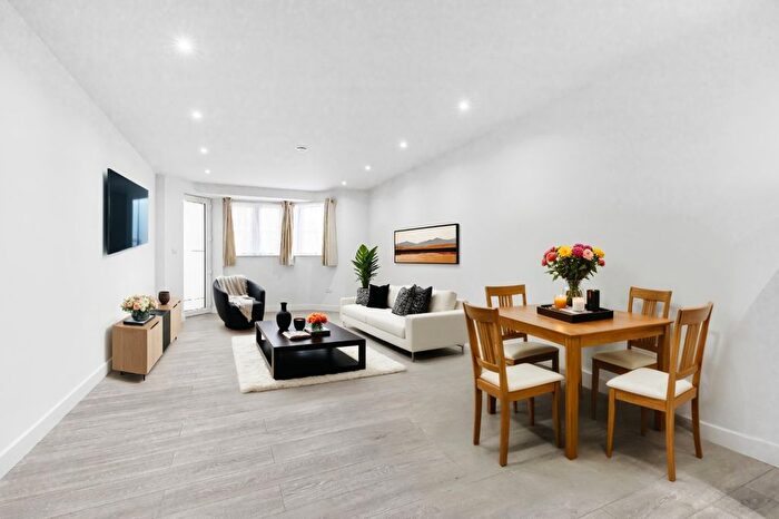 2 Bedroom Flat For Sale In Blakes Road, London, SE15