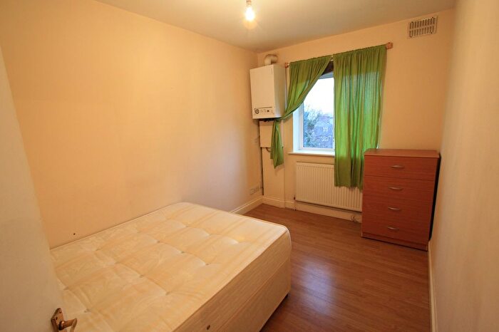 3 Bedroom Flat To Rent In Lewisham Way, London, SE14