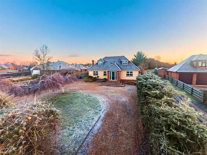 4 Bedroom Chalet To Rent In Hookhams Lane, Renhold, Bedford, MK41