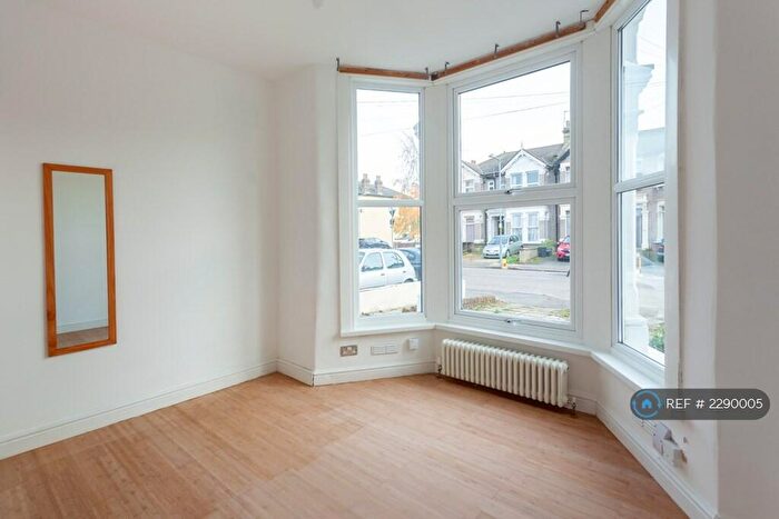 2 Bedroom Flat To Rent In Courtland Ave, Ilford, IG1