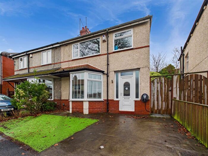 3 Bedroom Semi Detached House For Sale In Lyndhurst Road, Monkseaton, NE25