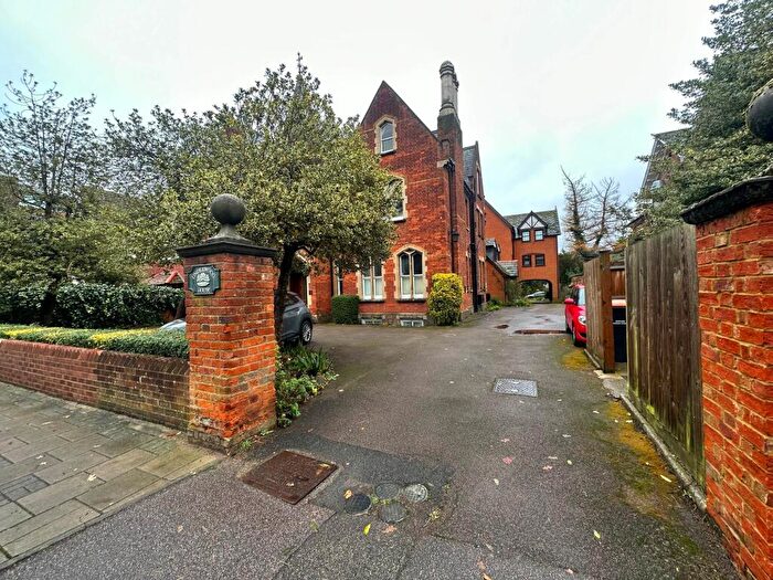 1 Bedroom Apartment To Rent In Rothsay Gardens, Underwood House, MK40