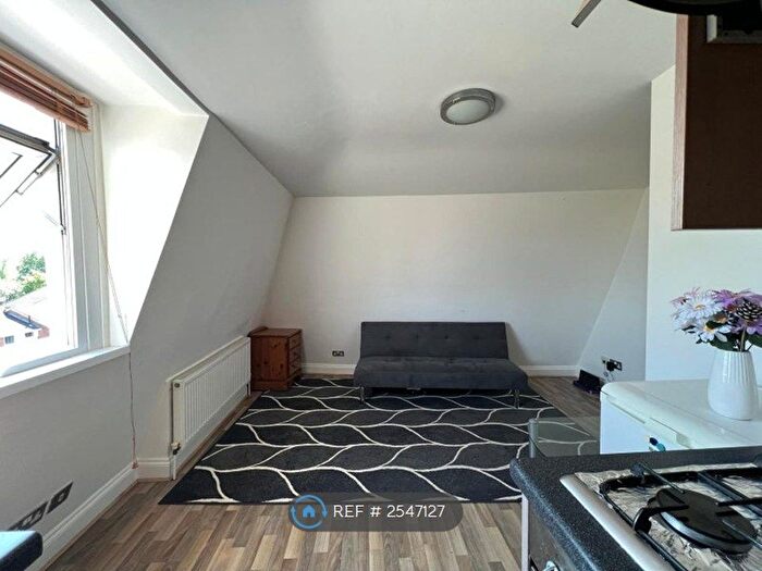 1 Bedroom Flat To Rent In High Street, Hampton Hill, Hampton, TW12