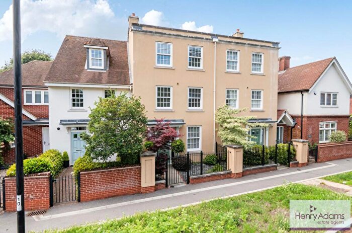 3 Bedroom Terraced House For Sale In College Street, Petersfield, GU31