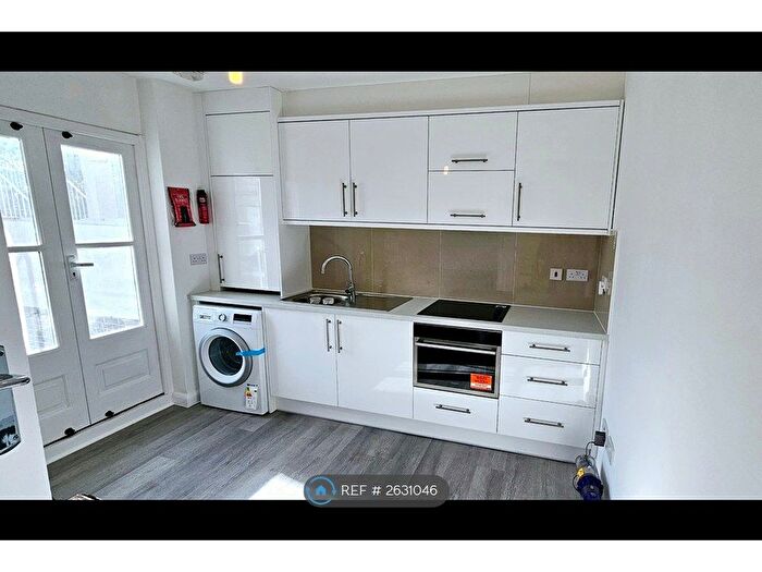 3 Bedroom Flat To Rent In Green Lanes, London, N21