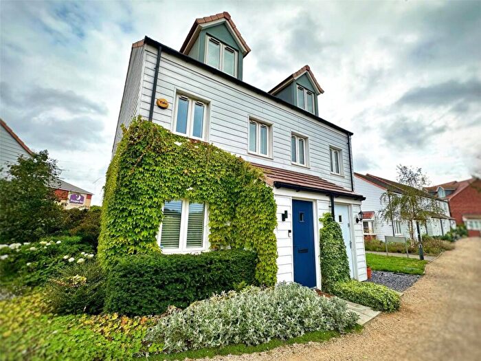 3 Bedroom Semi-Detached House For Sale In Ellingham View, Dartford, Kent, DA1
