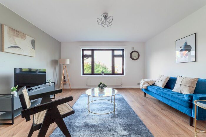 2 Bedroom Flat To Rent In Castlebar Road, Ealing, W5