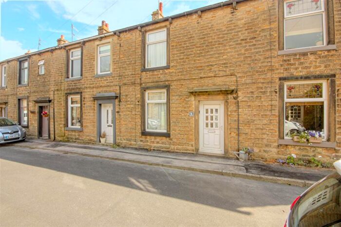 2 Bedroom Cottage To Rent In Chapel Street, Carleton, BD23
