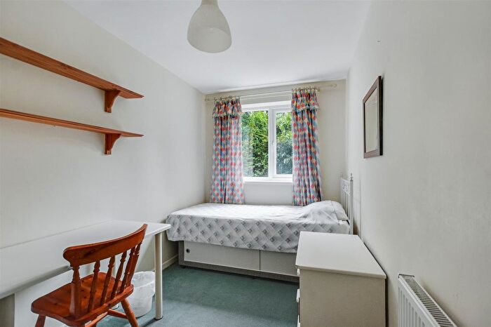 2 Bedroom Flat To Rent In Gainsborough Court, Beeston, Nottingham, NG9