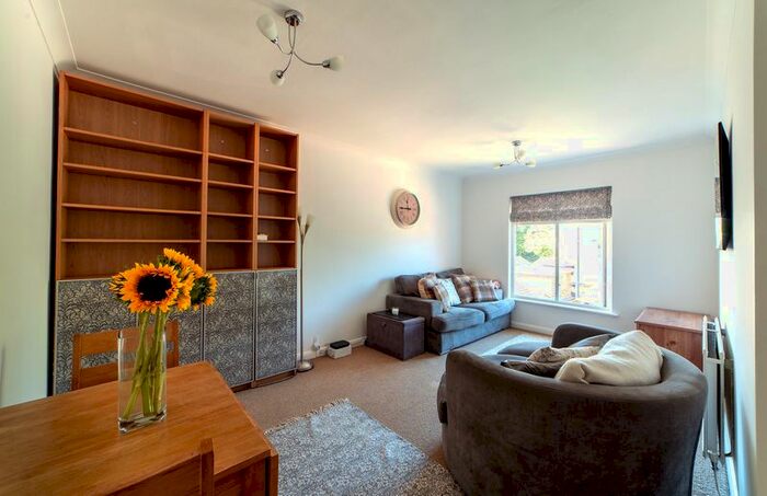 2 Bedroom Flat To Rent In Poplar Court, Leithcote Path, London, SW16