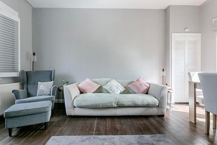 2 Bedroom Cottage For Sale In Lothian Street, Rosewell, EH24